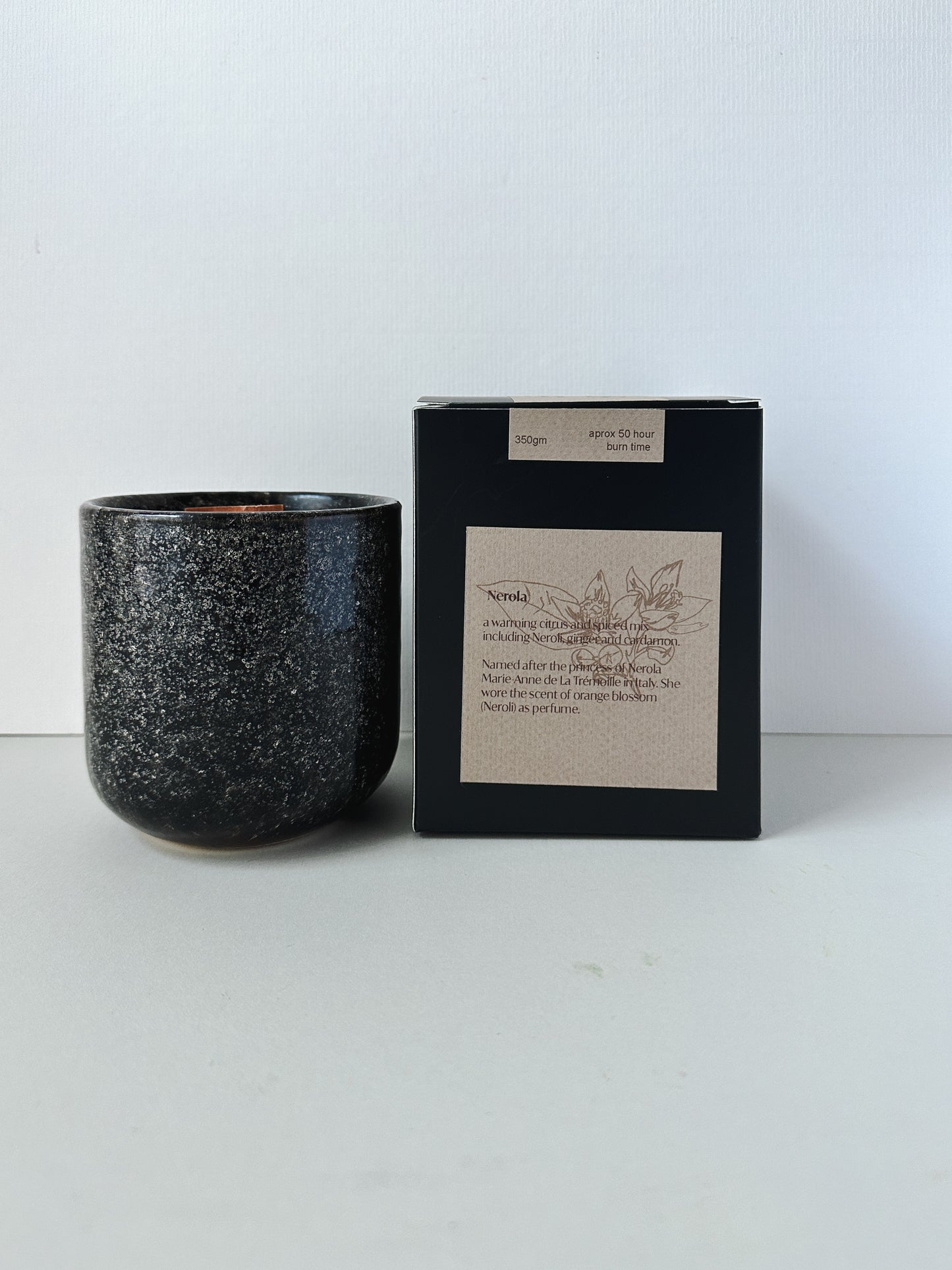 Ceramic Scented Soy Candle with Wavy Wooden Wick