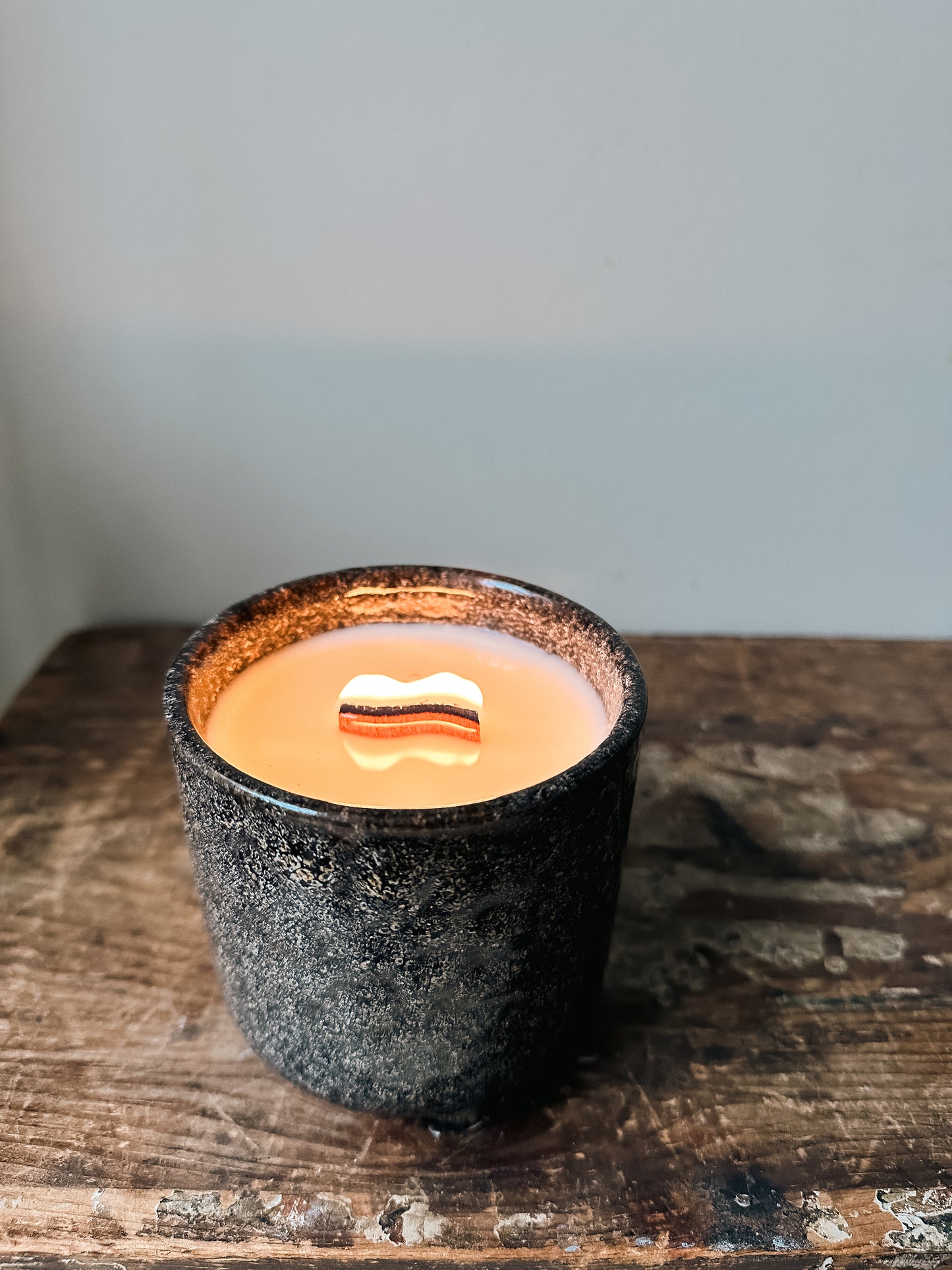 Ceramic Scented Soy Candle with Wavy Wooden Wick